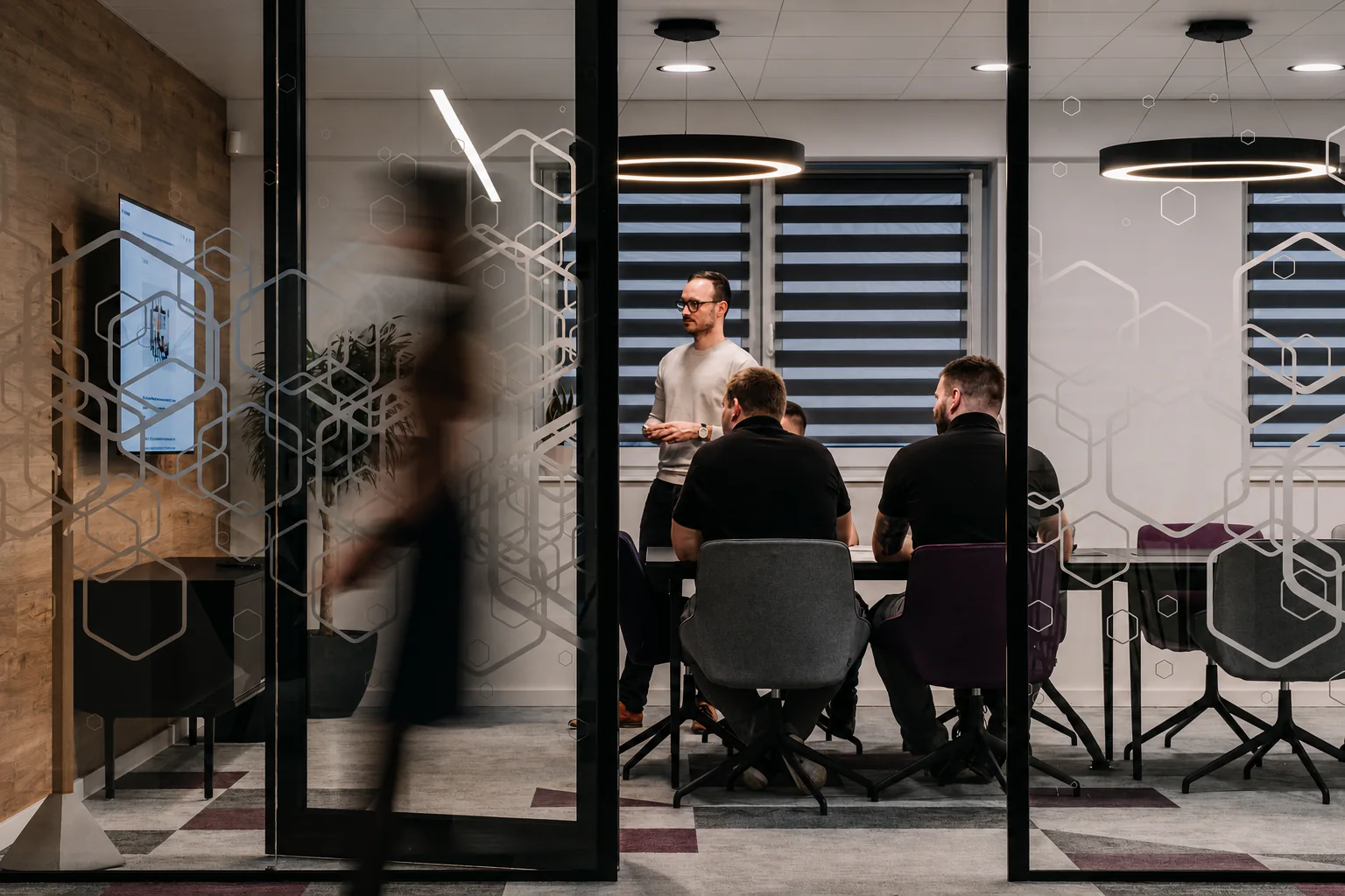 Tým PPS Engineering při odborné prezentaci v zasedací místnosti